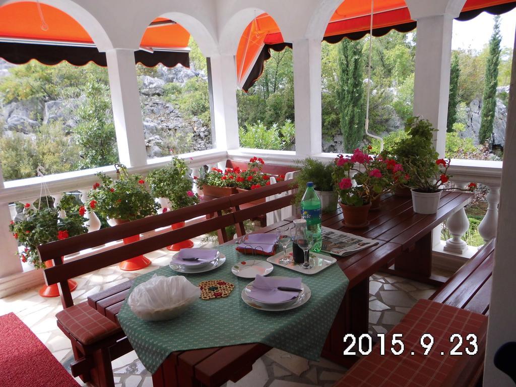 Vila Jadranka Apartments And Rooms Omisalj ภายนอก รูปภาพ